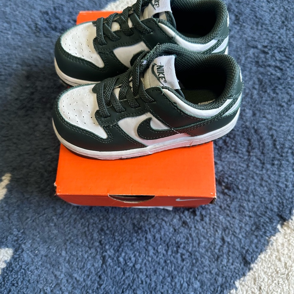 Nike Toddler Green and White Dunk Low - Picture 2 of 8